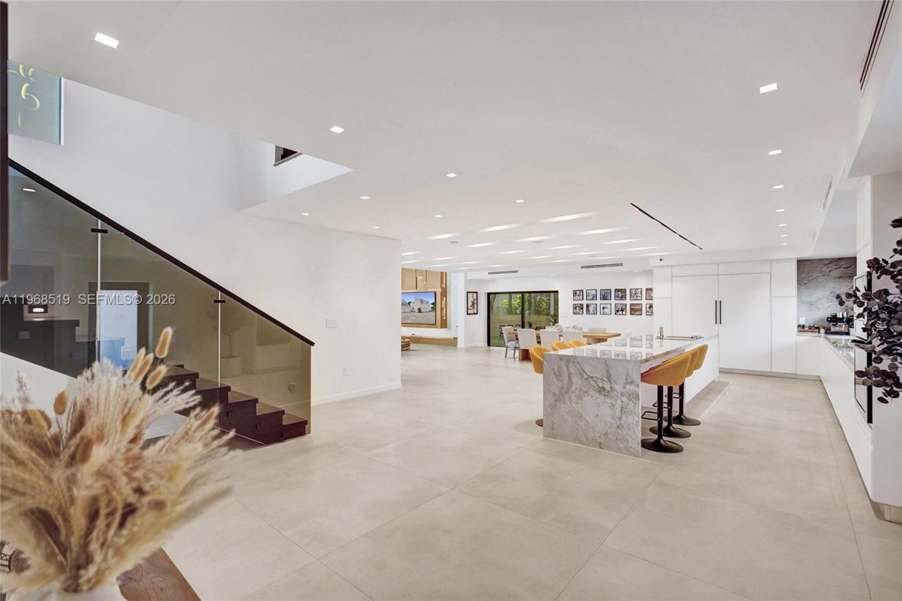 1977 S Oak Haven Cir, Miami, FL 33179 Photo