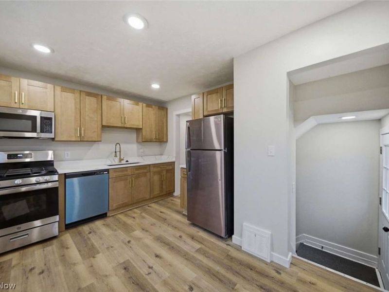 325 E 327th Street, Willowick, OH 44095 Photo 3