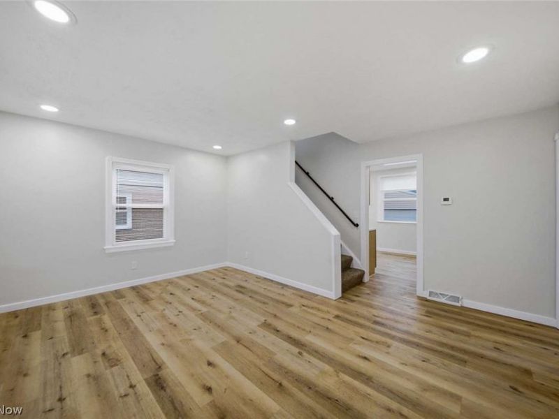 325 E 327th Street, Willowick, OH 44095 Photo 5