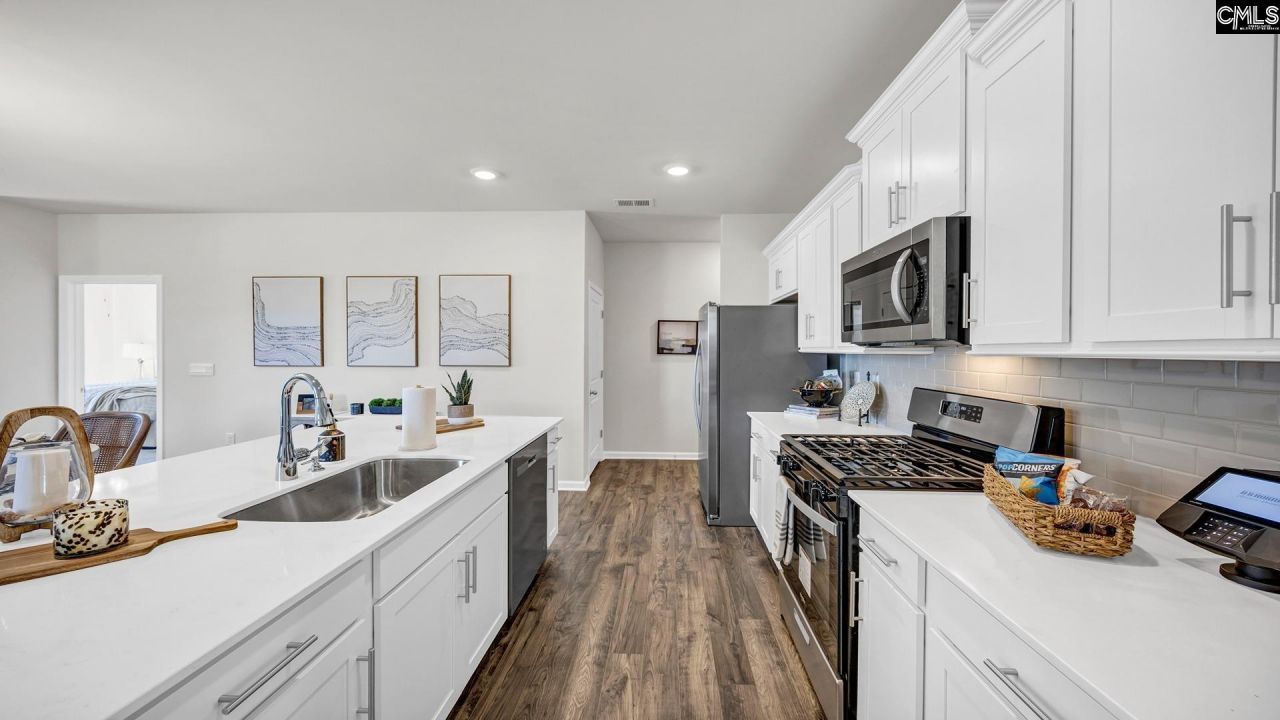 444 Leathertree Lane Photo 4