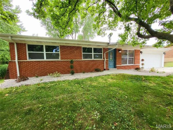 18 Queensbrook Place , Olivette, MO 63132
