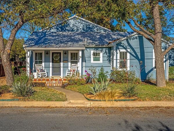 206 W Burbank ST, Fredericksburg, TX 78624