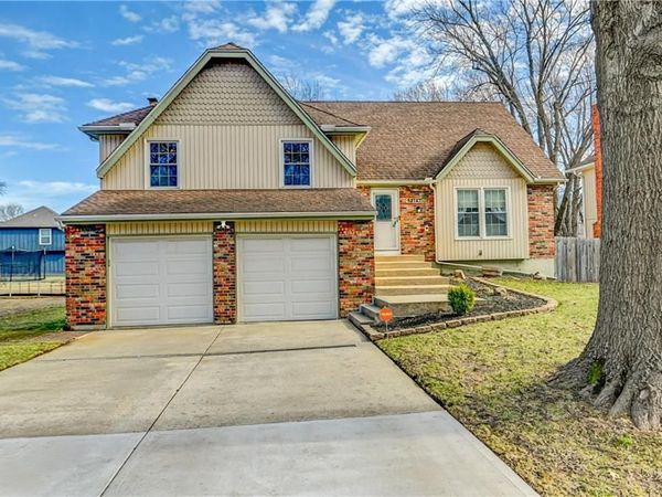 14747 S Homestead Drive, Olathe, KS 66062