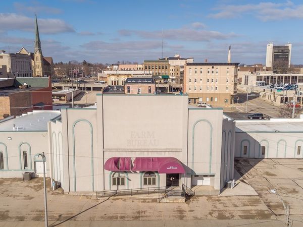 210 W Spring St, Freeport, IL 61032