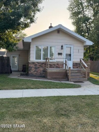 717 3rd Avenue Ne, East Grand Forks, MN 56721 Main Photo
