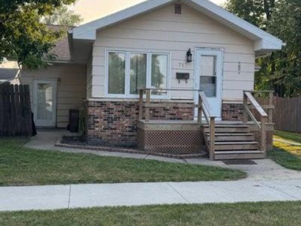 717 3RD Avenue NE, East Grand Forks, MN 56721