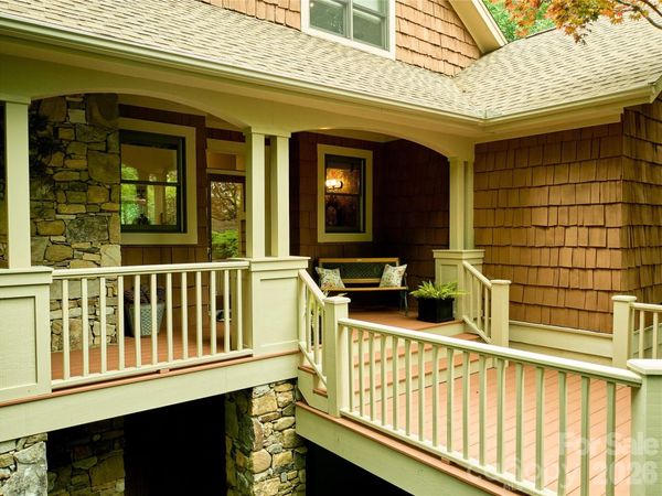 201 W Chimney Crossing, Hendersonville, NC 28739