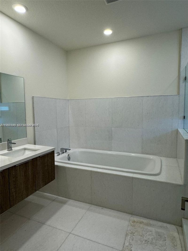 10376 NW 76th Ter, Doral, FL 33178 Photo