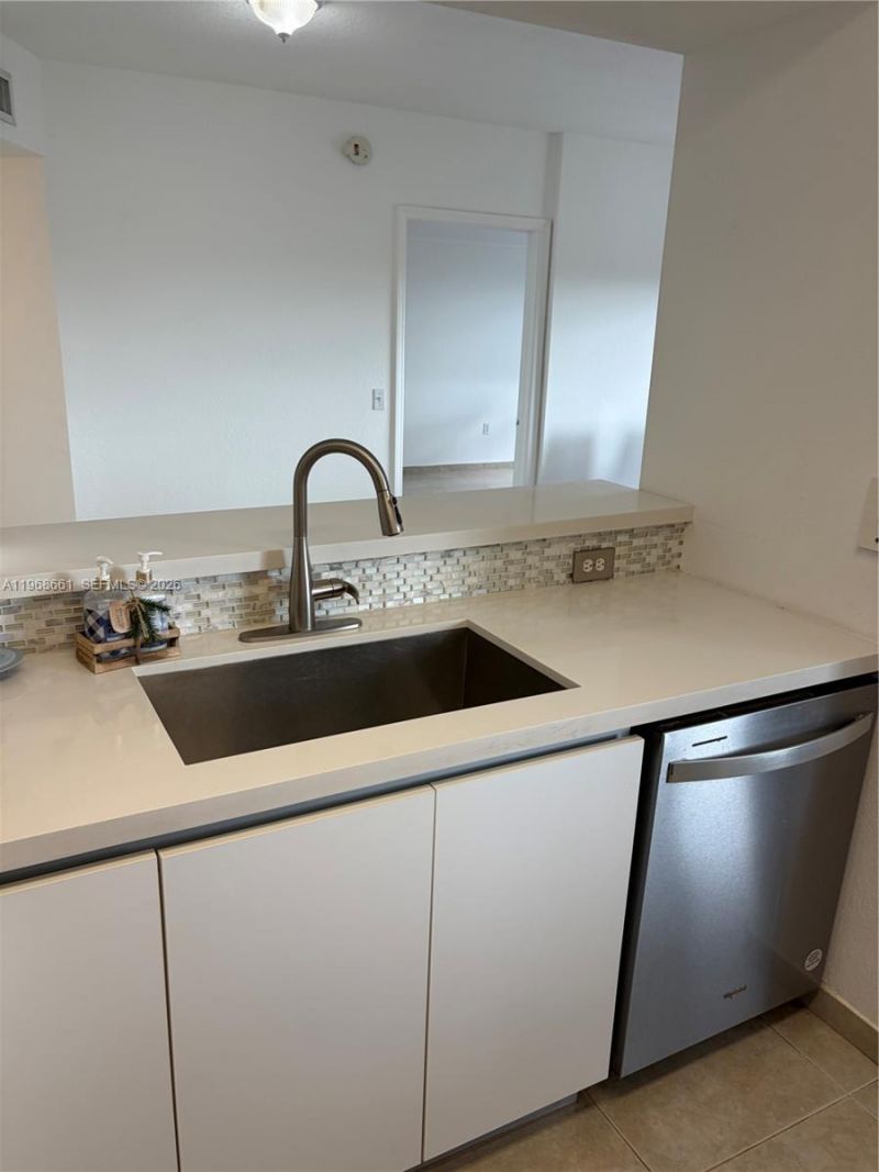 9300 Fontainebleau Blvd , Unit E507, Miami, FL 33172 Photo