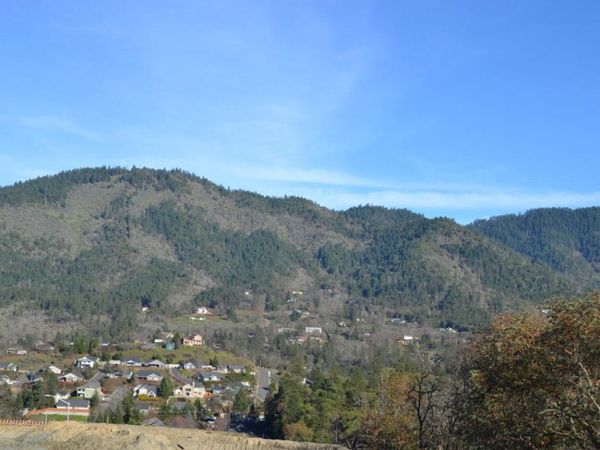 1010 SE Smith Hill Lane, Grants Pass, OR 97527