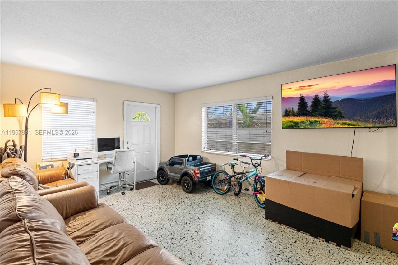 911 NW 22nd Pl, Miami, FL 33125 Photo