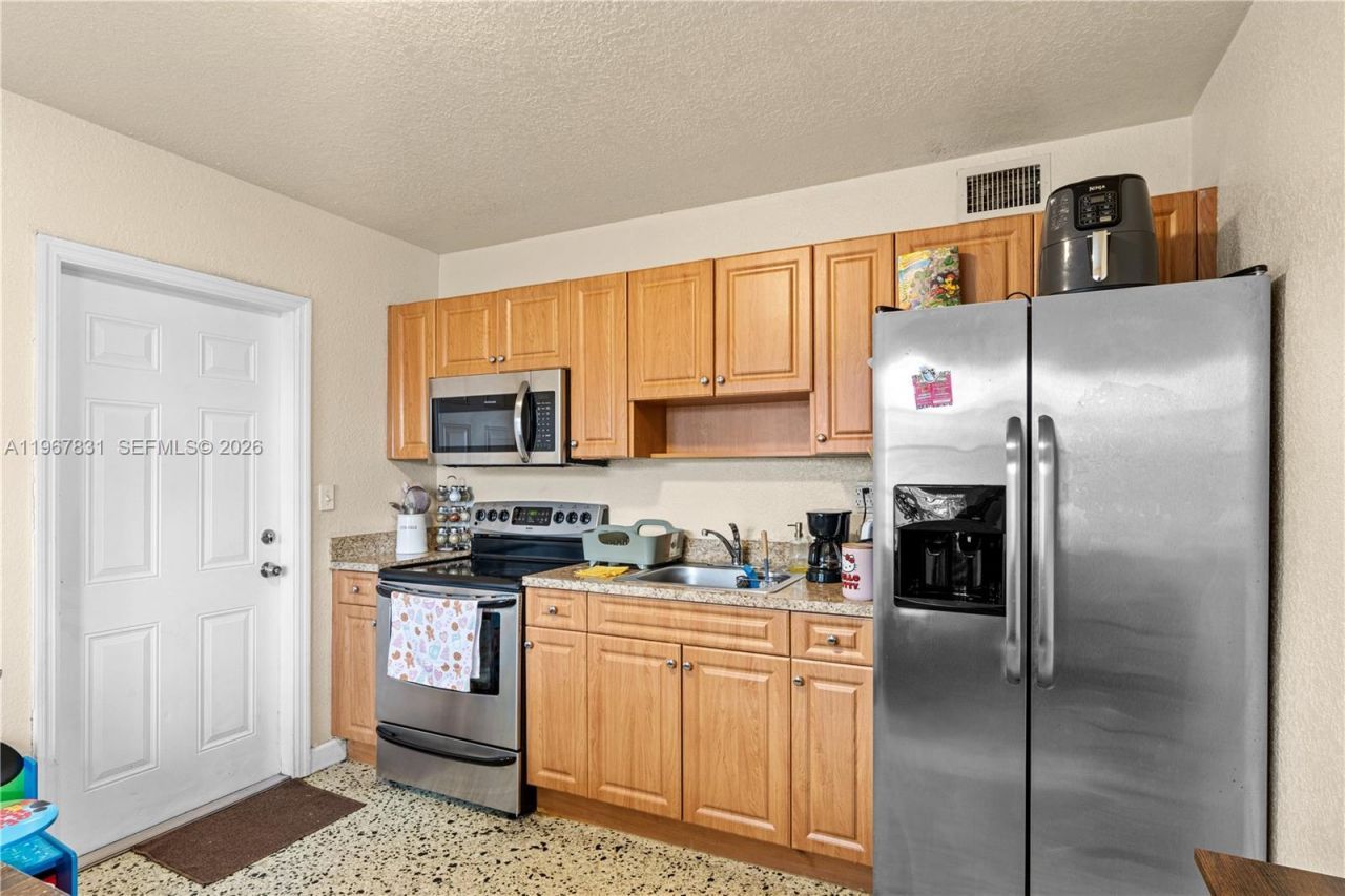 911 NW 22nd Pl, Miami, FL 33125 Photo