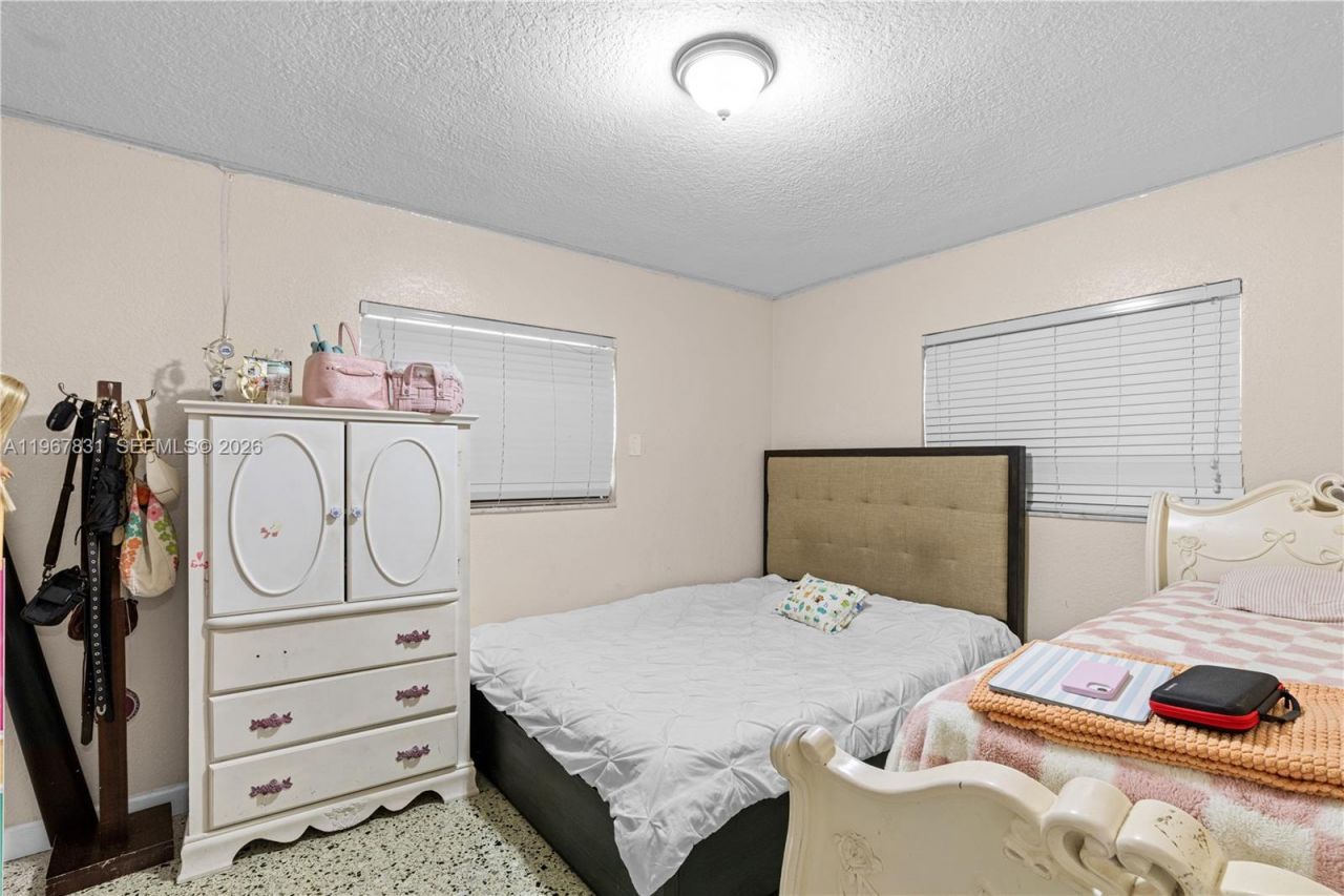 911 NW 22nd Pl, Miami, FL 33125 Photo