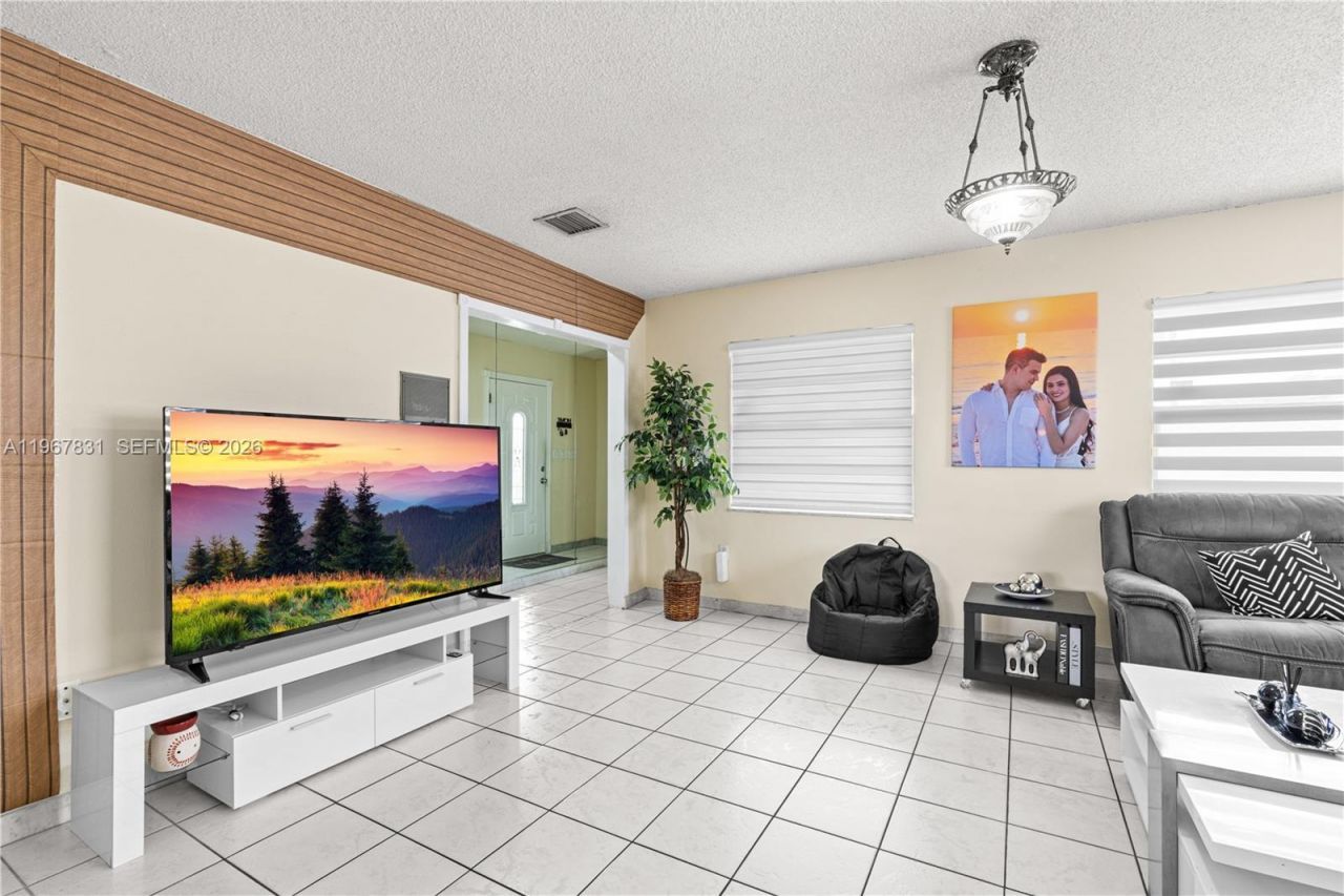 911 NW 22nd Pl, Miami, FL 33125 Photo