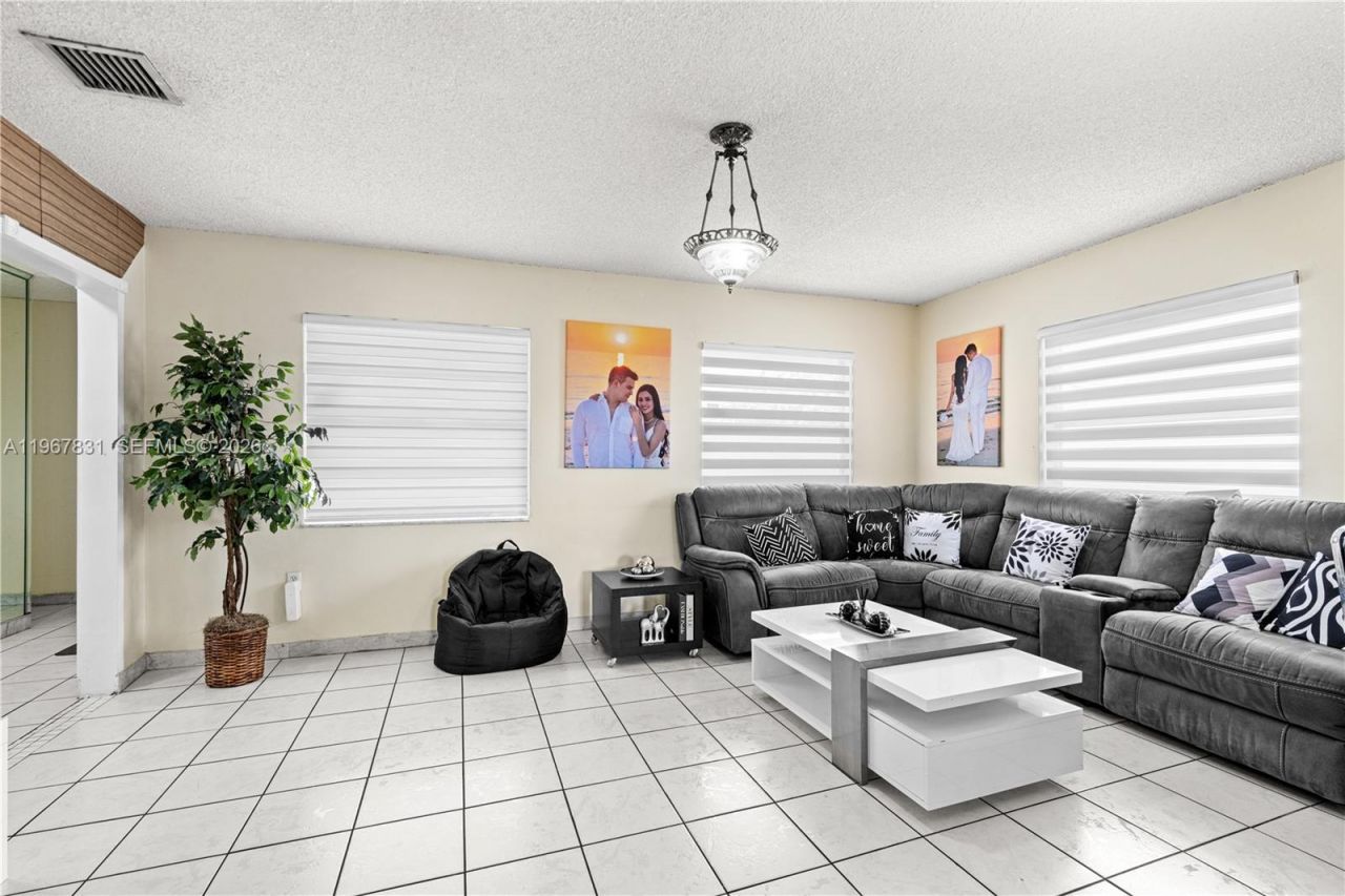 911 NW 22nd Pl, Miami, FL 33125 Photo