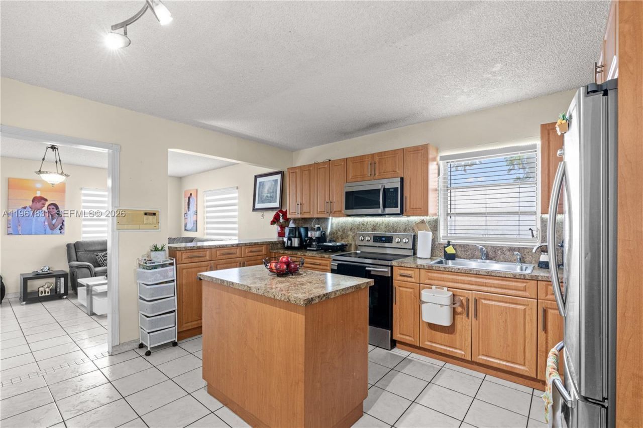 911 NW 22nd Pl, Miami, FL 33125 Photo