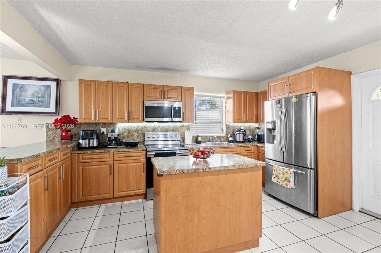 911 NW 22nd Pl, Miami, FL 33125 Photo