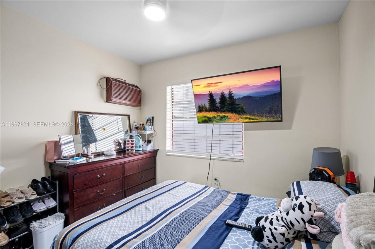 911 NW 22nd Pl, Miami, FL 33125 Photo