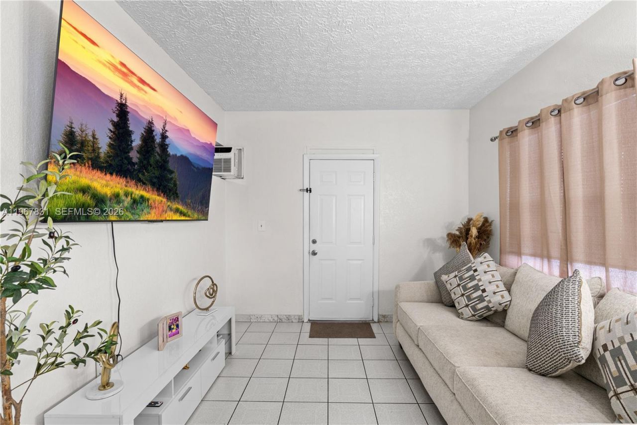 911 NW 22nd Pl, Miami, FL 33125 Photo