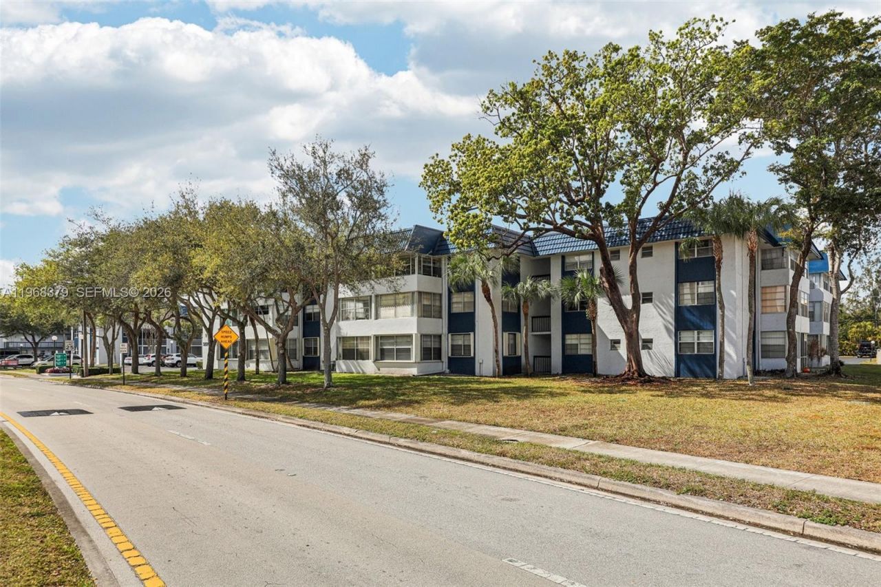 3220 Holiday Springs Blvd, Unit 1-102, Margate, FL 33063 Photo