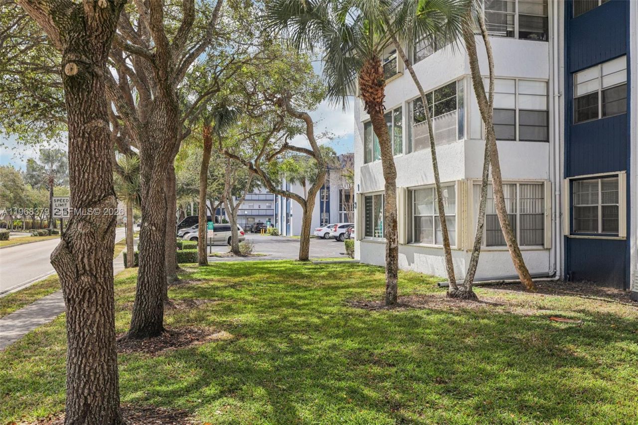 3220 Holiday Springs Blvd, Unit 1-102, Margate, FL 33063 Photo