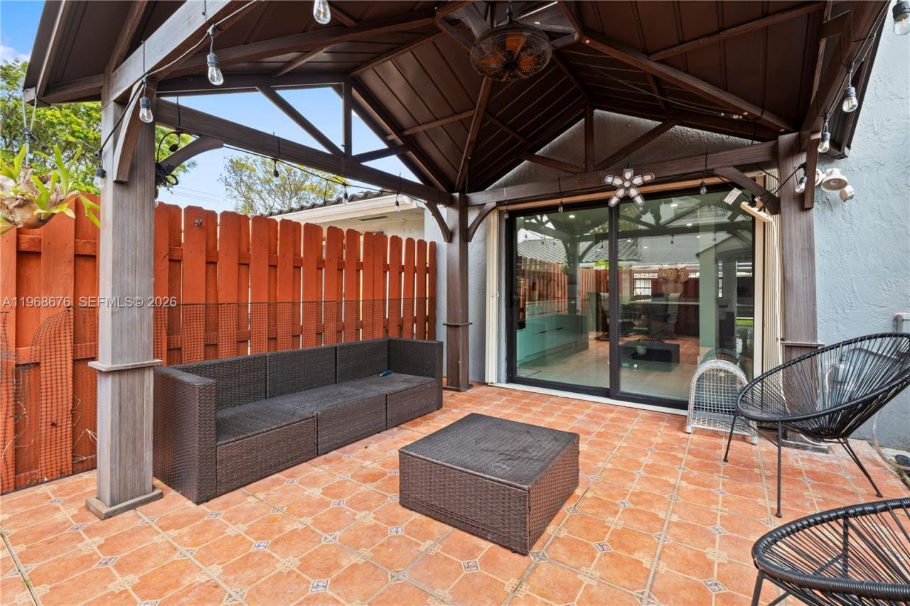 10908 NW 7th St, Unit 403, Miami, FL 33172 Photo