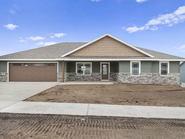 1020 Sage Oak Circle, Manchester, IA 52057