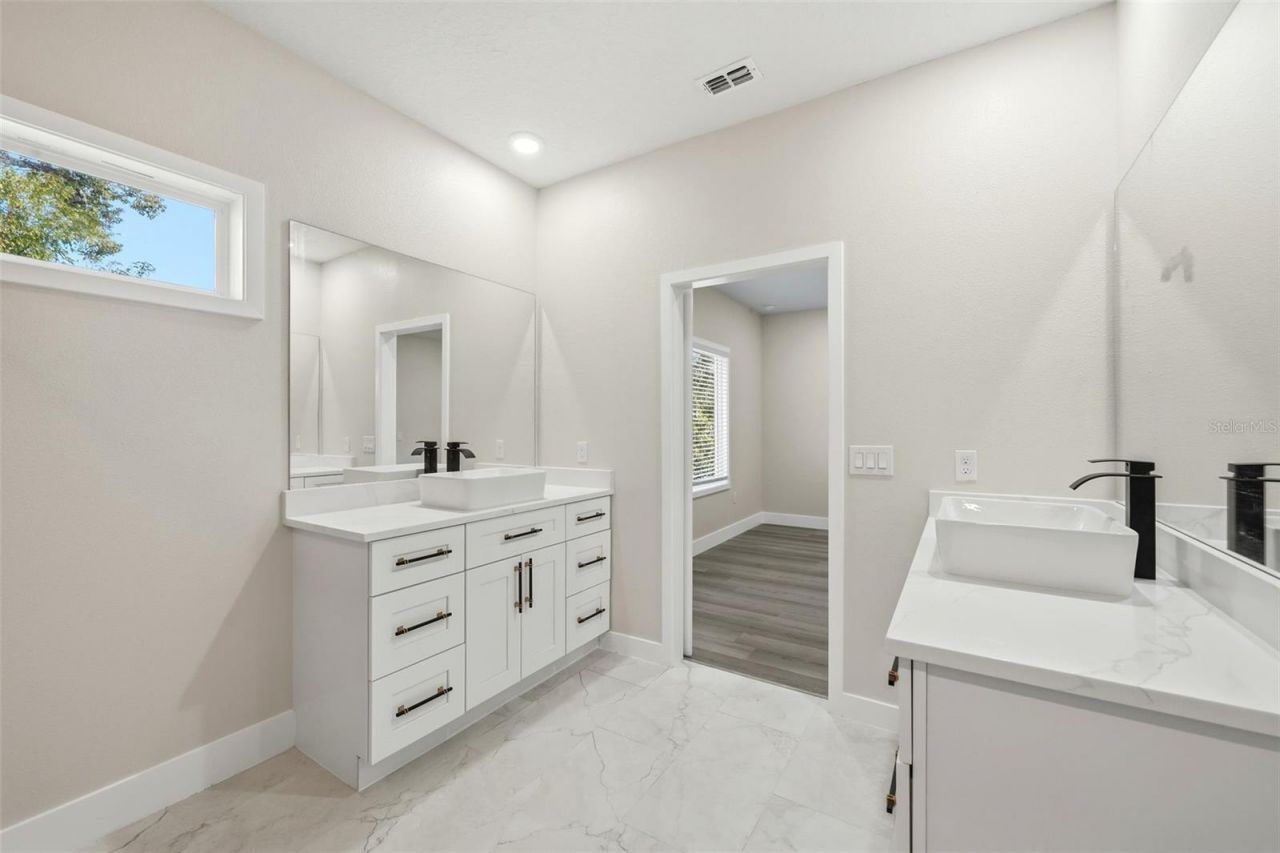 5663 W Central Avenue, Orlando, FL 32811 Photo