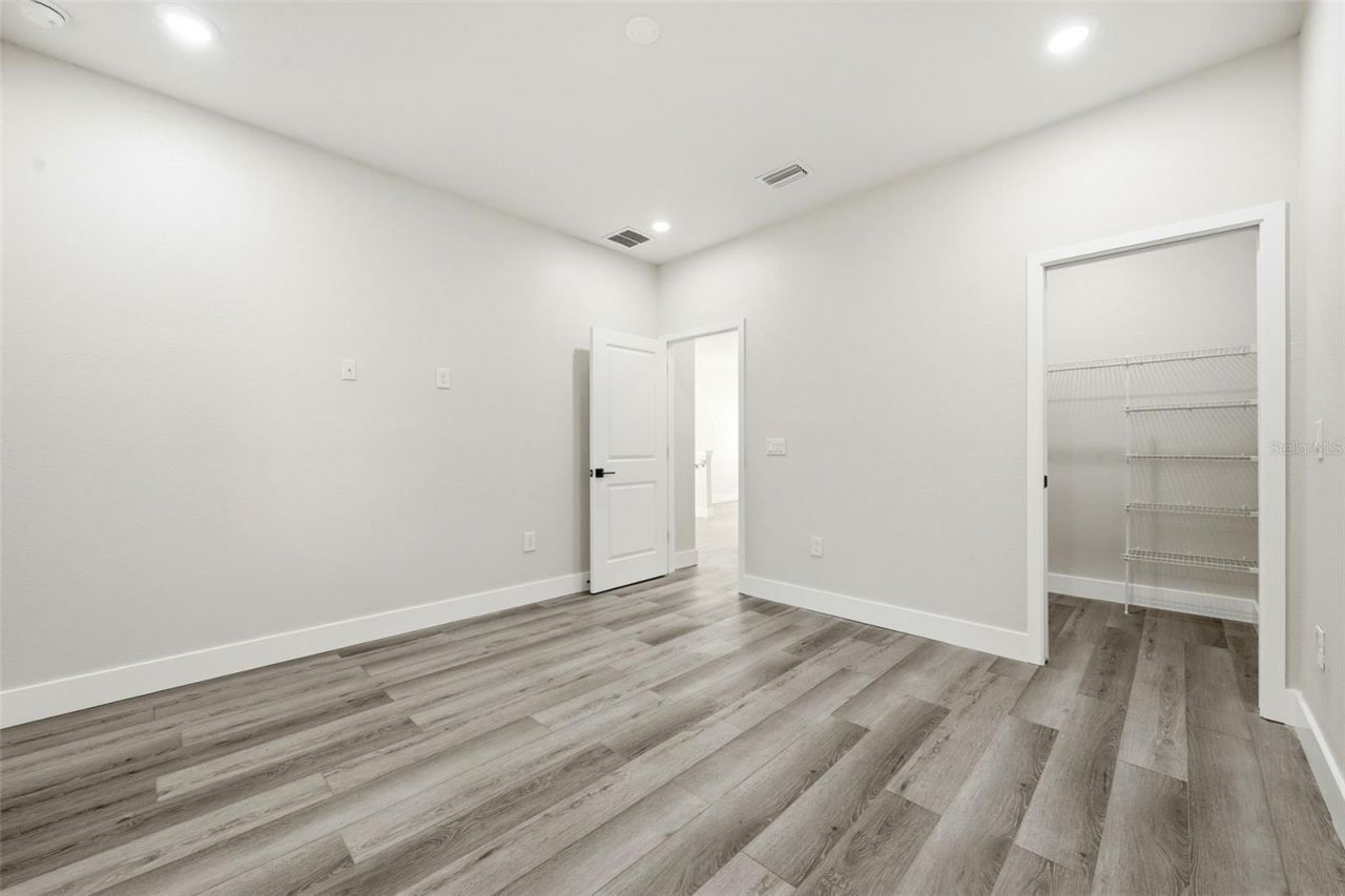 5663 W Central Avenue, Orlando, FL 32811 Photo