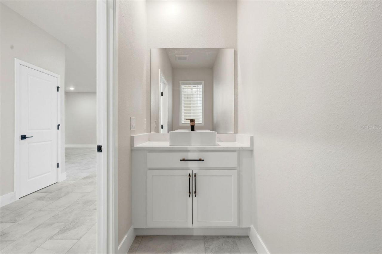 5663 W Central Avenue, Orlando, FL 32811 Photo