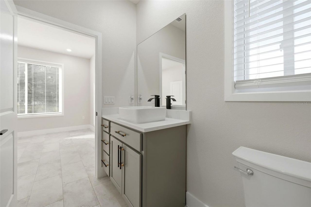 5663 W Central Avenue, Orlando, FL 32811 Photo