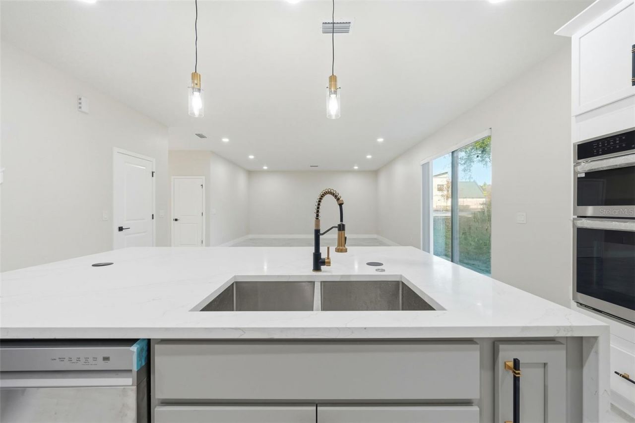 5663 W Central Avenue, Orlando, FL 32811 Photo