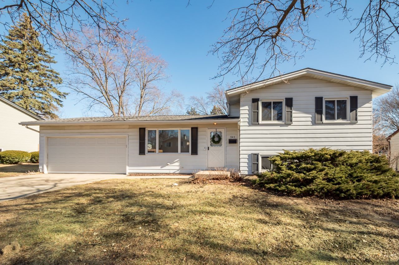 943 Cambridge Lane, Crystal Lake, IL 60014 Main Photo