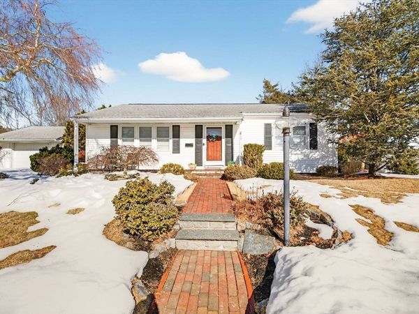 27 Meadow Ln, Acushnet, MA 02743
