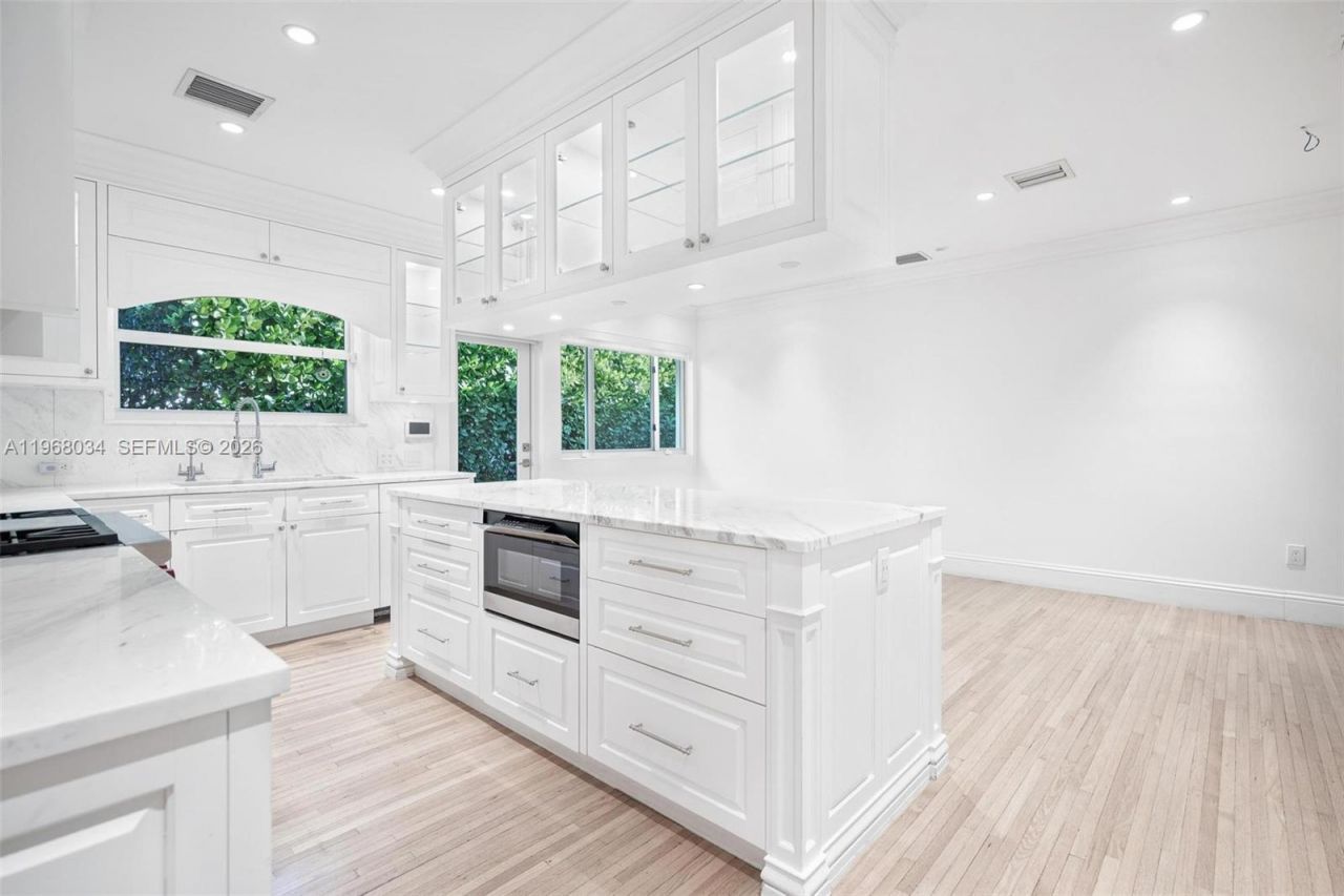 10121 E Broadview Dr , Bay Harbor Islands, FL 33154 Photo