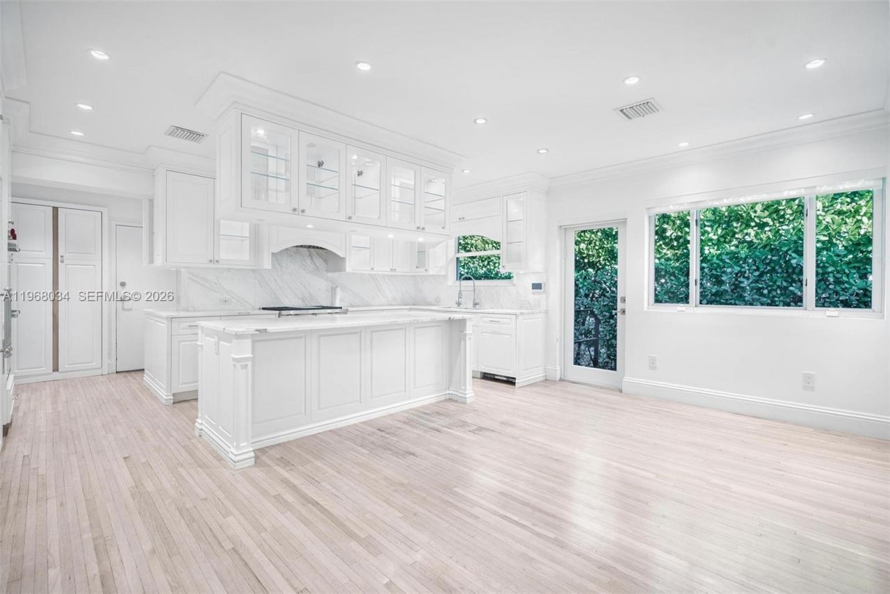 10121 E Broadview Dr , Bay Harbor Islands, FL 33154 Photo