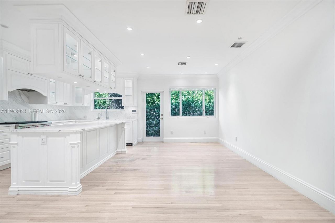 10121 E Broadview Dr , Bay Harbor Islands, FL 33154 Photo