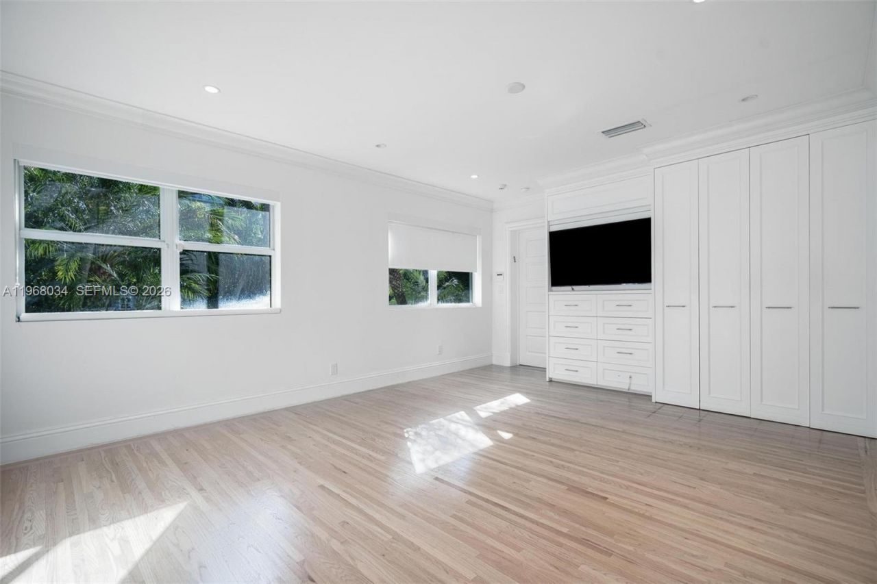 10121 E Broadview Dr , Bay Harbor Islands, FL 33154 Photo