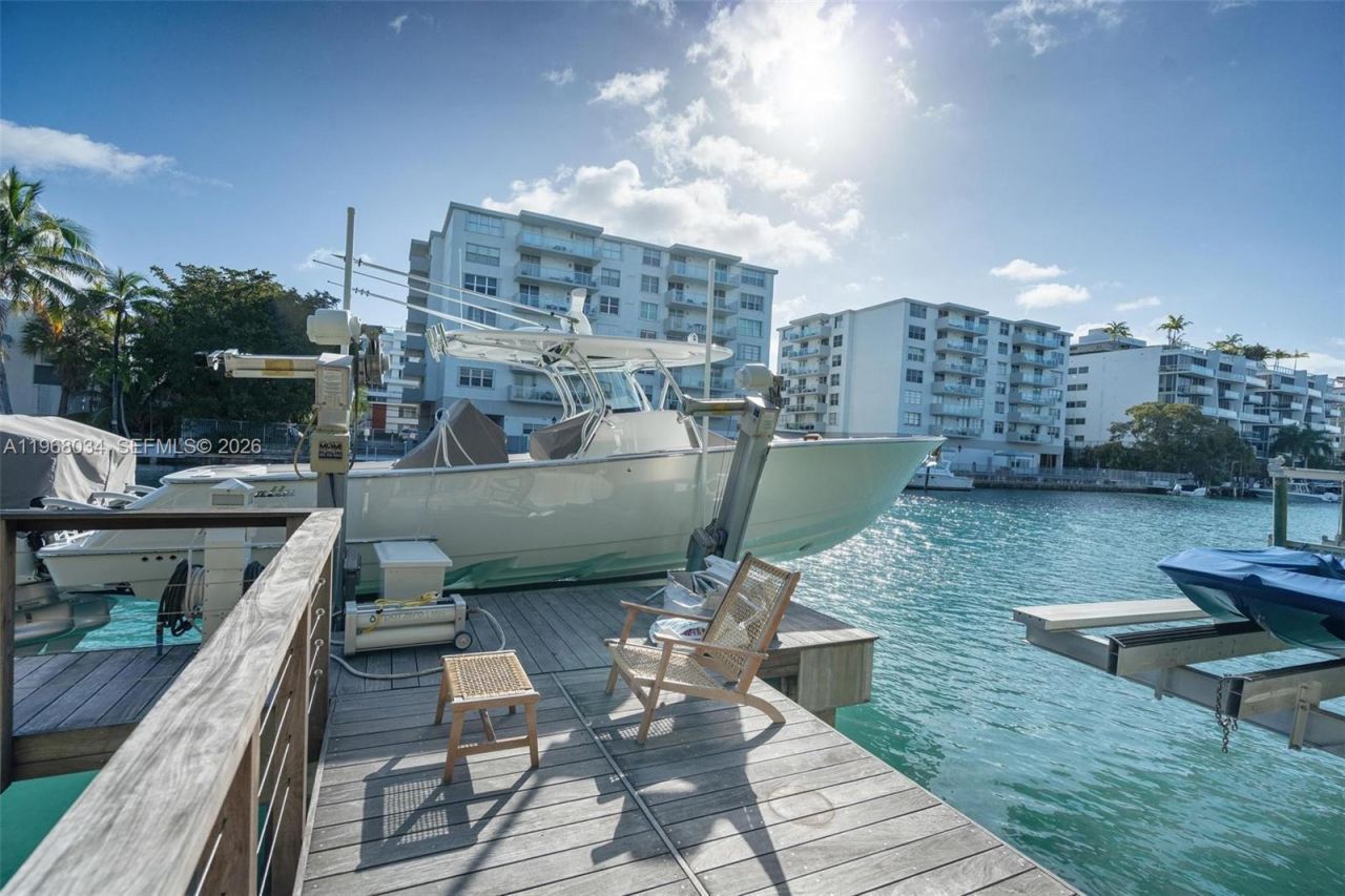 10121 E Broadview Dr , Bay Harbor Islands, FL 33154 Photo