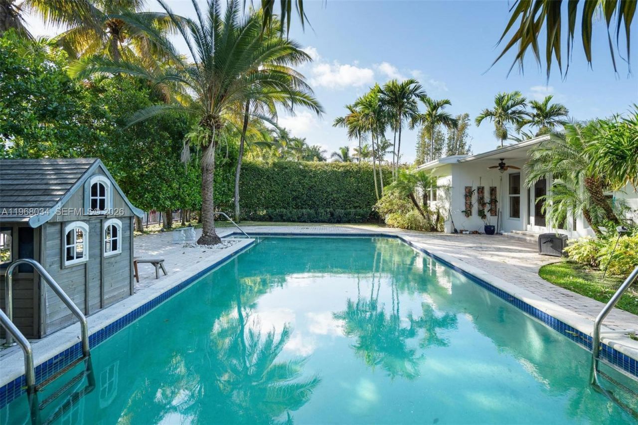 10121 E Broadview Dr , Bay Harbor Islands, FL 33154 Photo