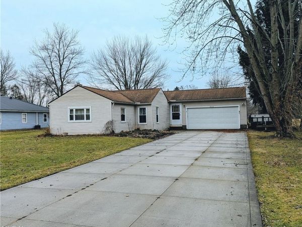 2000 Stake Drive, Green, OH 44232