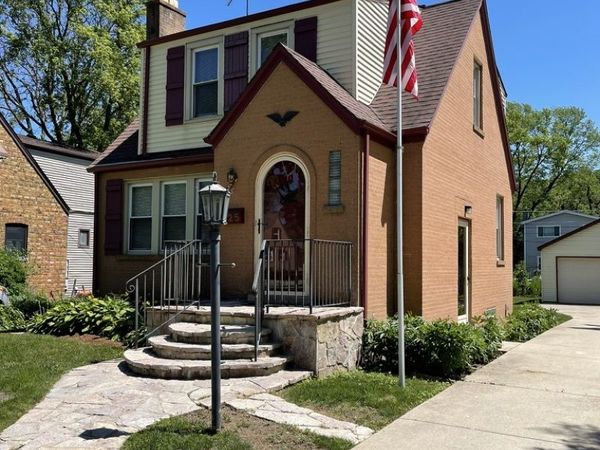 325 Columbia Avenue, Des Plaines, IL 60016