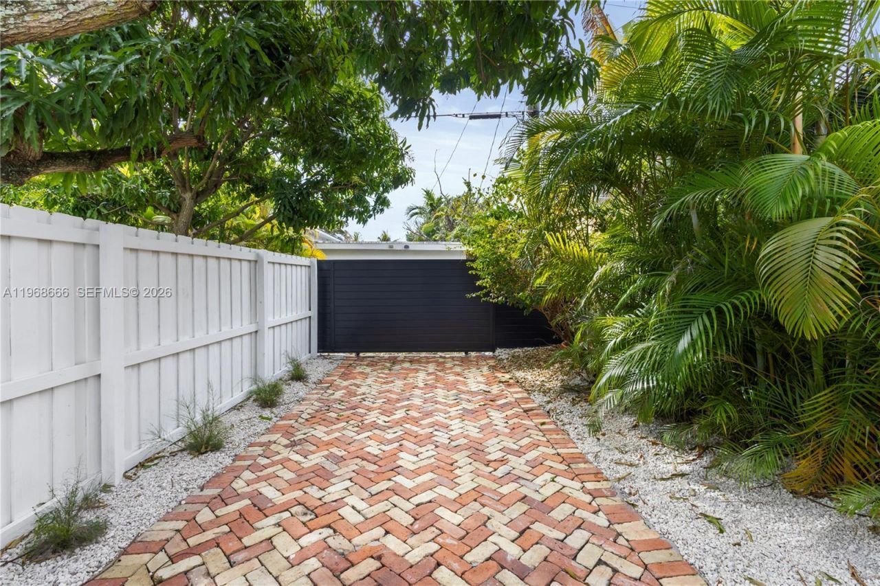 1618 SW 18th St, Unit 1, Miami, FL 33145 Photo