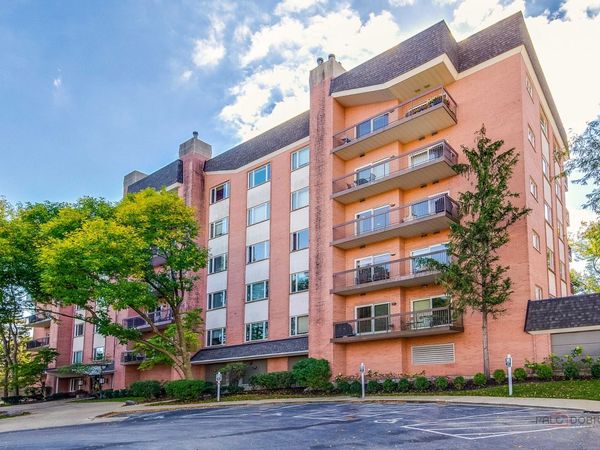 209 Rivershire Lane, Unit 203, Lincolnshire, IL 60069