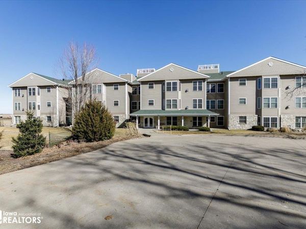 711 16Th Avenue, Unit U104, Grinnell, IA 50112