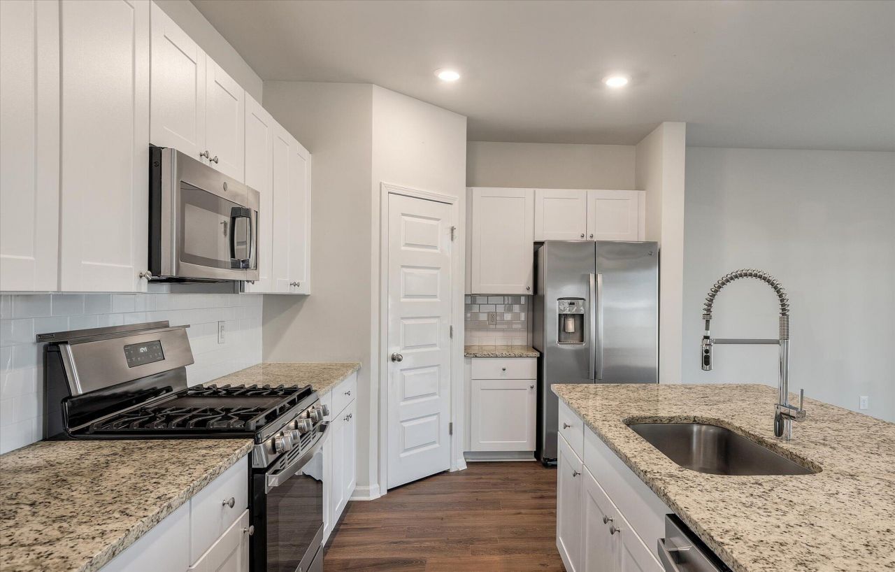 660 Jancus Street Photo 10