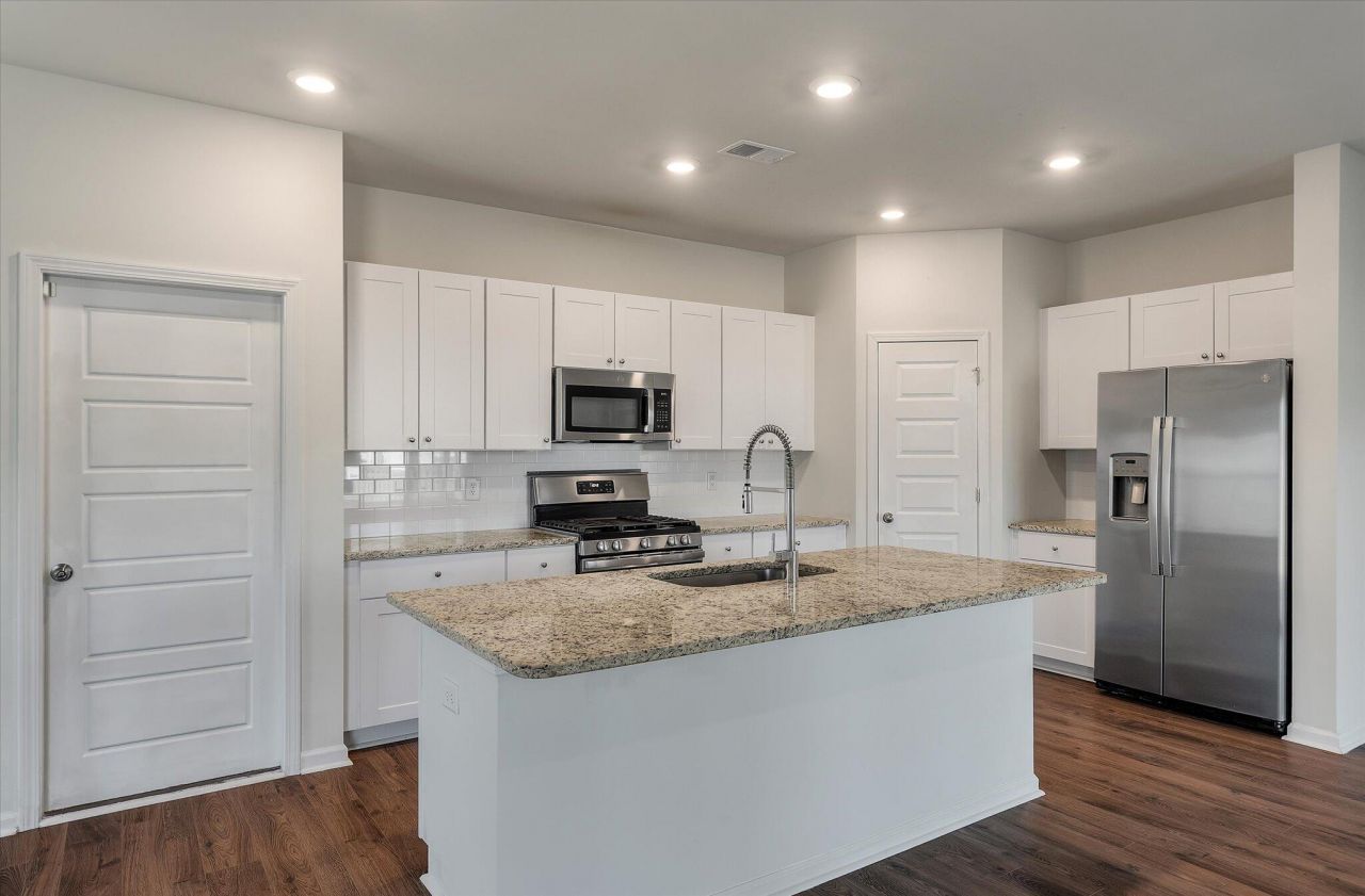 660 Jancus Street Photo 11