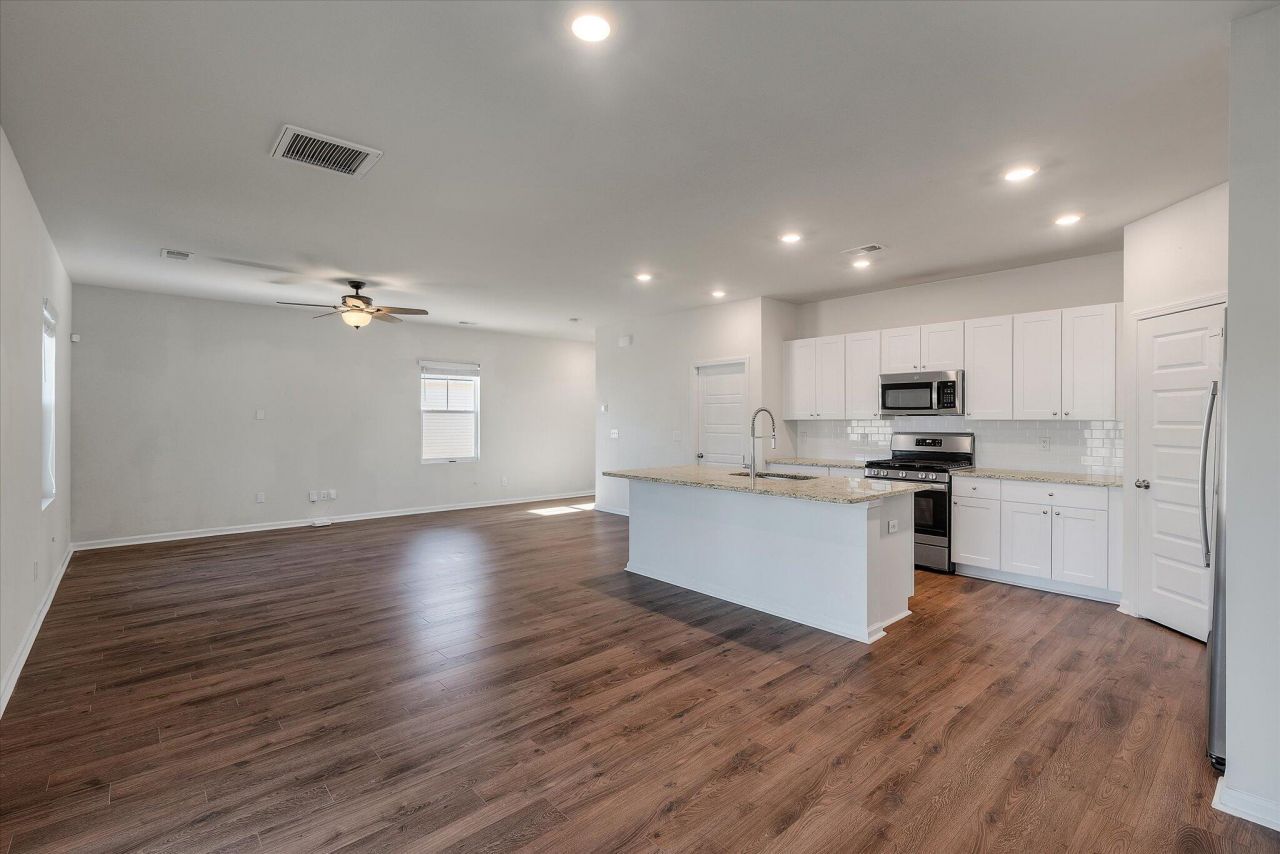 660 Jancus Street Photo 13