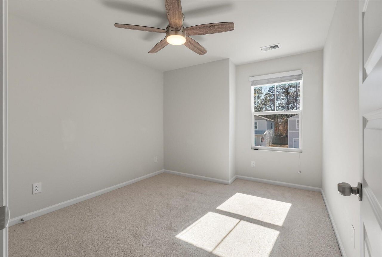 660 Jancus Street Photo 24