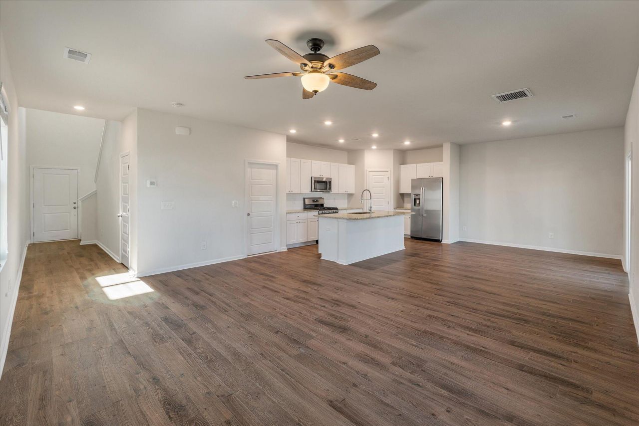 660 Jancus Street Photo 4